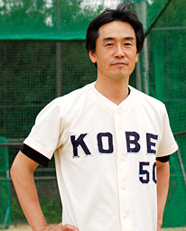 25年ぶりとなる神戸大学野球部のユニフォーム姿。母校のグラウンドで練習に励む後輩を見つめる。（撮影：2009年7月3日）